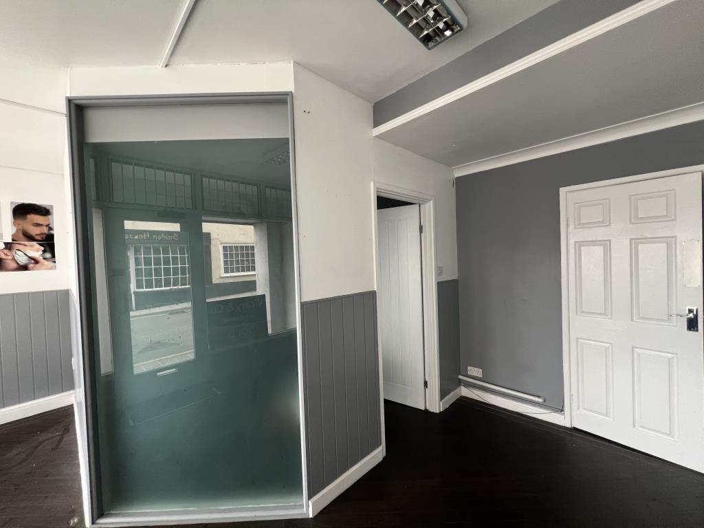 Lot: 106 - VACANT COMMERCIAL UNIT WITH FREEHOLD INVESTMENT - Further internal view of the treatment room